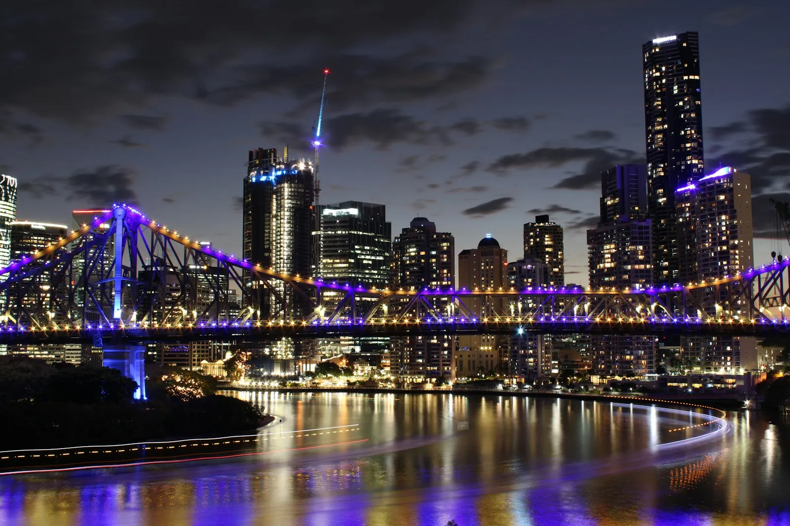 Story Bridge and the Brisbane CBD skyline lit up at night over the Brisbane River